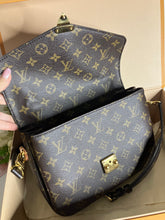 Load image into Gallery viewer, Louis Vuitton pochette metis, microchip
