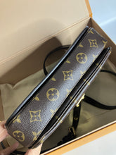 Load image into Gallery viewer, Louis Vuitton pochette metis, microchip