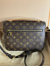 Load image into Gallery viewer, Louis Vuitton pochette metis, microchip