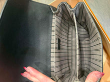 Load image into Gallery viewer, Louis Vuitton black empriente leather Pochette Metis