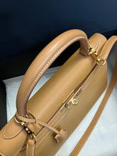 Load image into Gallery viewer, Hermes Kelly 32, stamp square F, Butler leather, gold hdw.