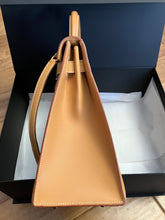 Load image into Gallery viewer, Hermes Kelly 32, stamp square F, Butler leather, gold hdw.