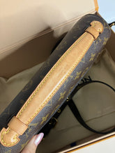 Load image into Gallery viewer, Louis Vuitton pochette metis, microchip
