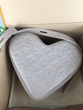 Load image into Gallery viewer, Louis Vuitton fall in love pink heart bag, chip full set
