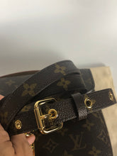 Load image into Gallery viewer, Louis Vuitton Pochette Metis in monogram
