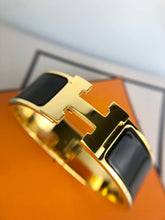 Load image into Gallery viewer, Hermes black / gold clic clac GM
