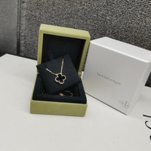 Load image into Gallery viewer, Van Cleef &amp; Arpels black onyx necklace, 18k yellow gold
