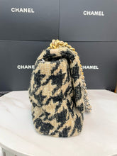 Load image into Gallery viewer, Chanel 19 maxi in houndstooth tweed (19k season)
