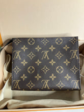 Load image into Gallery viewer, Louis Vuitton toiletry 19
