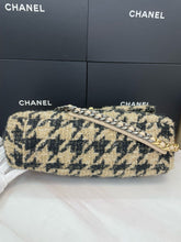 Load image into Gallery viewer, Chanel 19 maxi in houndstooth tweed (19k season)
