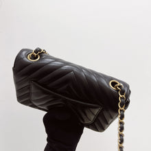 Load image into Gallery viewer, Chanel black mini calfskin chevron, with gold hdw
