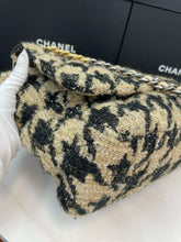 Load image into Gallery viewer, Chanel 19 maxi in houndstooth tweed (19k season)
