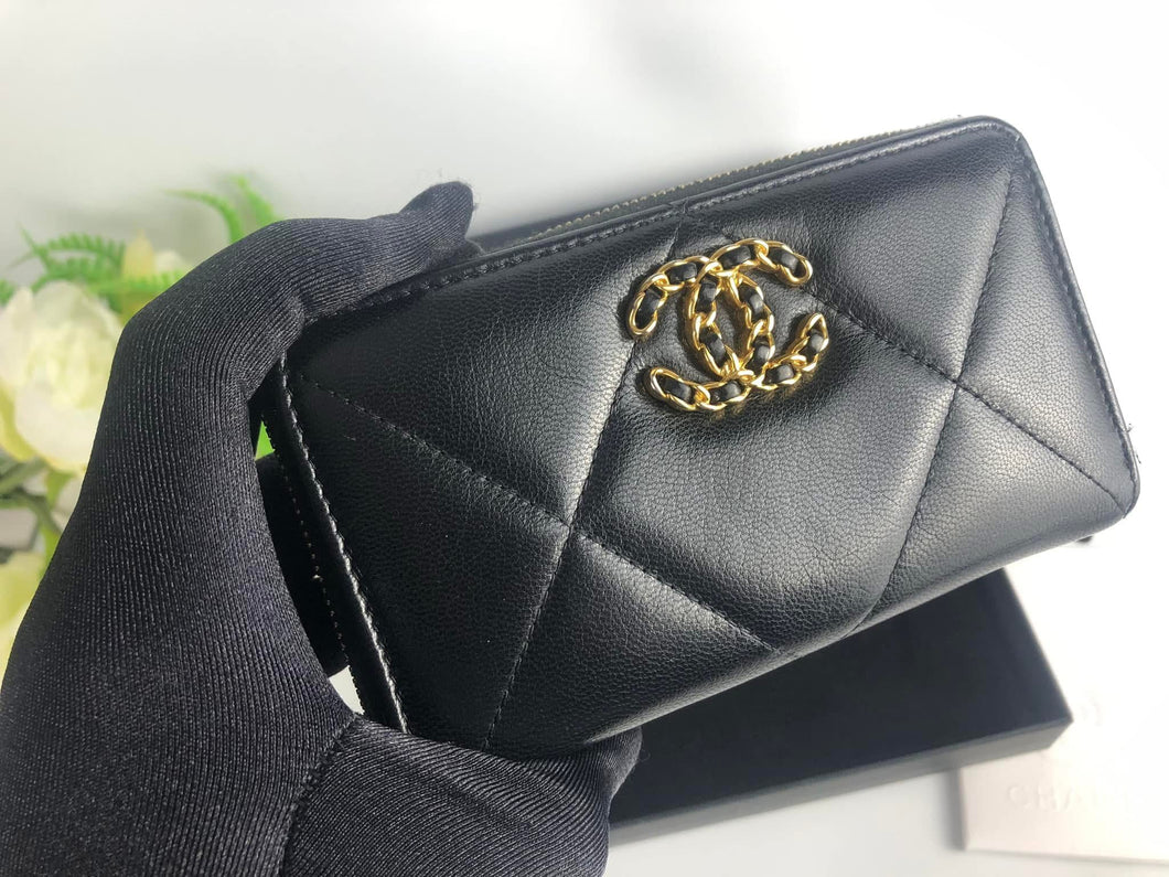 Chanel 19 black 4 card slot black lambskin wallet