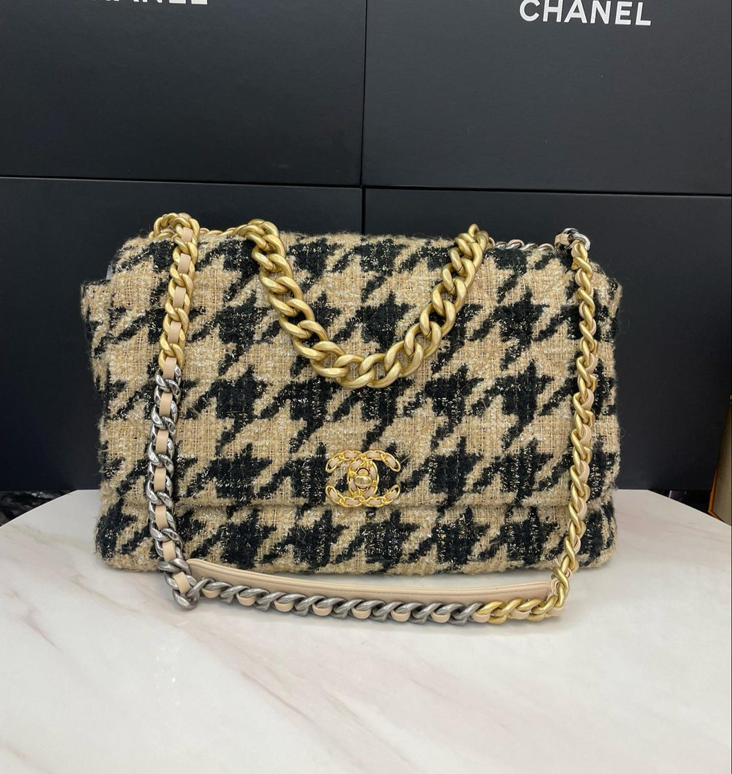 Chanel 19 maxi houndstooth