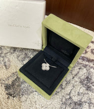 Load image into Gallery viewer, Van Cleef &amp; Arpels VCA necklace pendant 18k white gold and diamond
