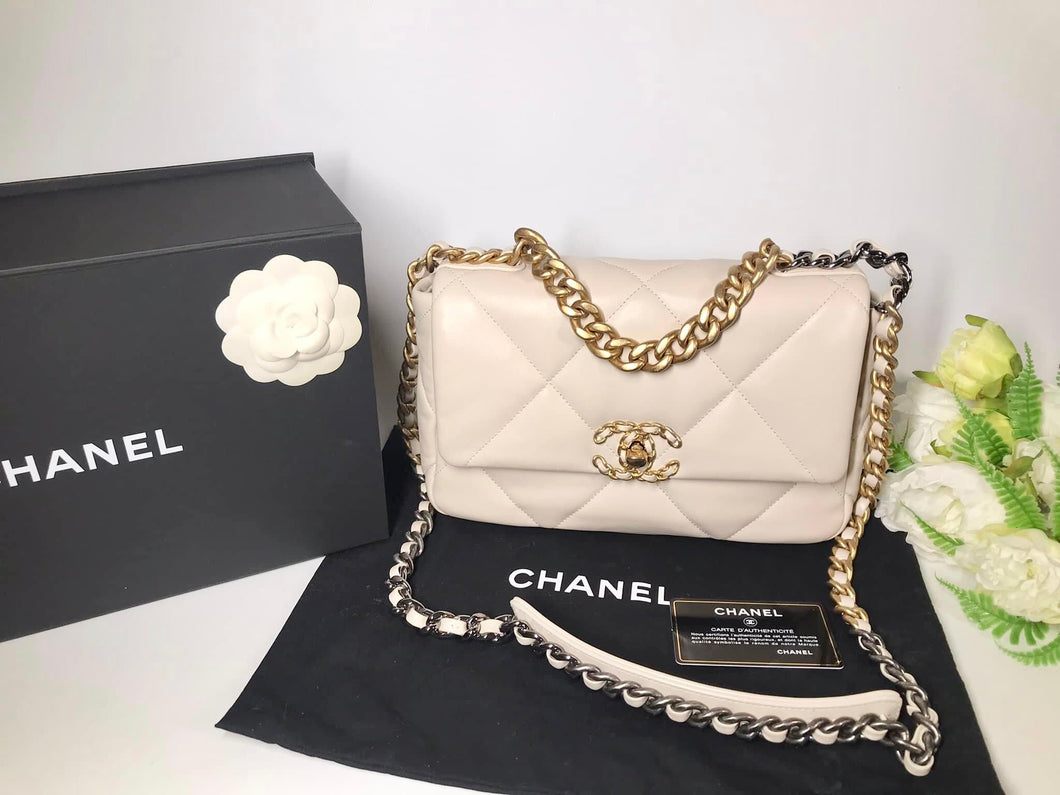 Chanel 19 in light beige lambskin, mixed gold hdw