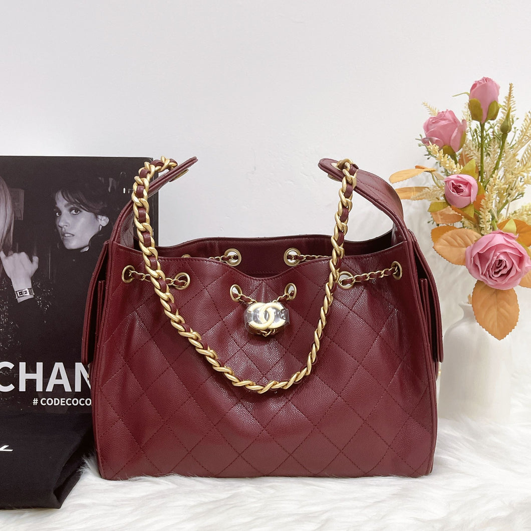 25A Chanel 25 small in burgundy caviar, aged gold hdw