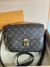 Load image into Gallery viewer, Louis Vuitton pochette metis, microchip
