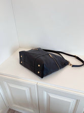 Load image into Gallery viewer, Louis Vuitton melie hobo black
