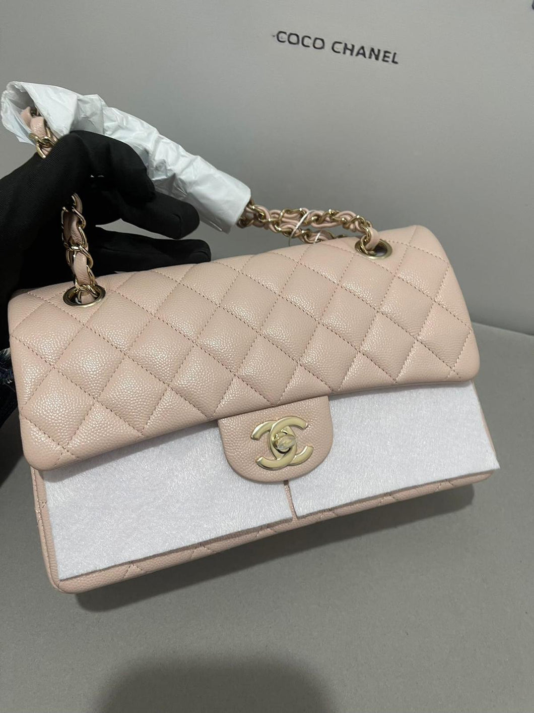 Chanel 21c light pink caviar small classic flap, light gold hdw