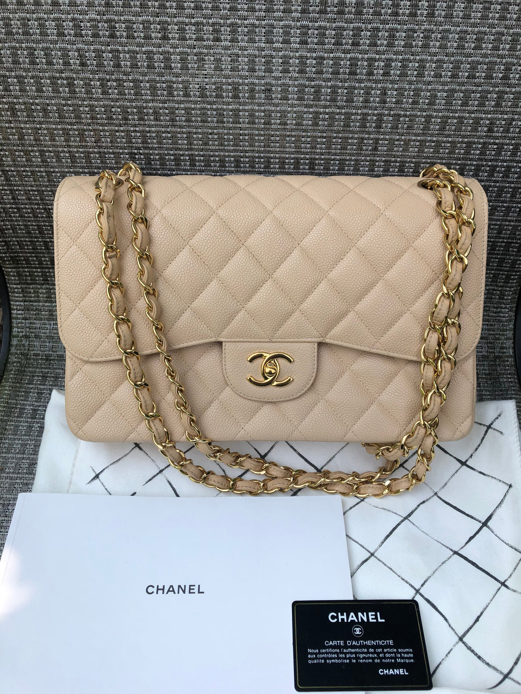 Chanel beige caviar jumbo, gold hdw