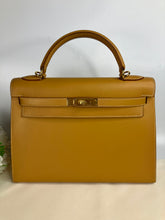 Load image into Gallery viewer, Hermes Kelly 32, stamp square F, Butler leather, gold hdw
