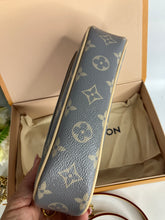 Load image into Gallery viewer, Louis Vuitton Ivy wallet on chain (WOC), glazed monogram, gold hdw
