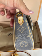 Load image into Gallery viewer, Louis Vuitton Ivy wallet on chain (WOC), glazed monogram, gold hdw

