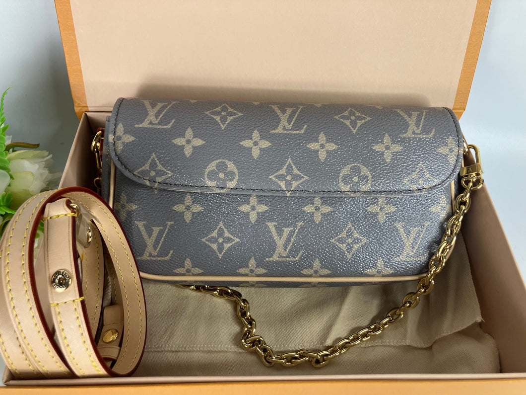 Louis Vuitton Ivy wallet on chain (WOC), glazed monogram, gold hdw